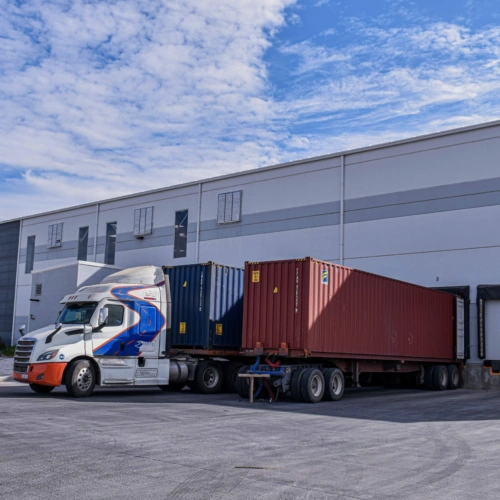 Camiones de logística y embalaje transportando materia con Sealed Air