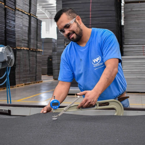 Preparando la espuma con control estático para la industria electrónica